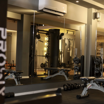 Treine em um ambiente moderno, climatizado e confortável, pensado para proporcionar a melhor experiência durante cada sessão.