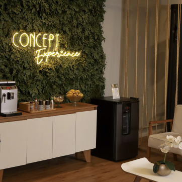 Um espaço aconchegante para relaxar antes ou depois do treino, com opções saudáveis de pré e pós treino que complementam sua experiência.